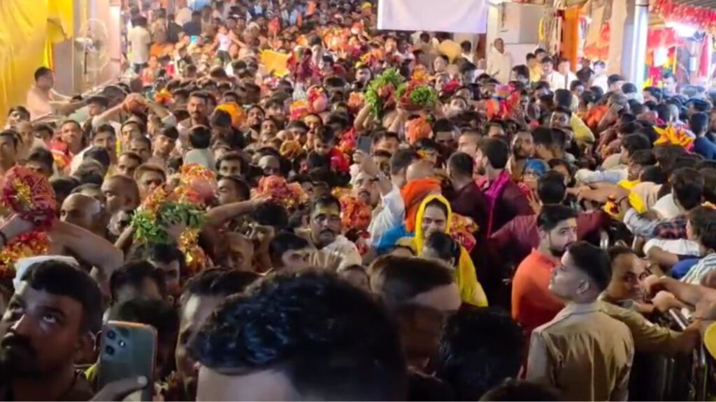 Crowds of devotees gathered for darshan