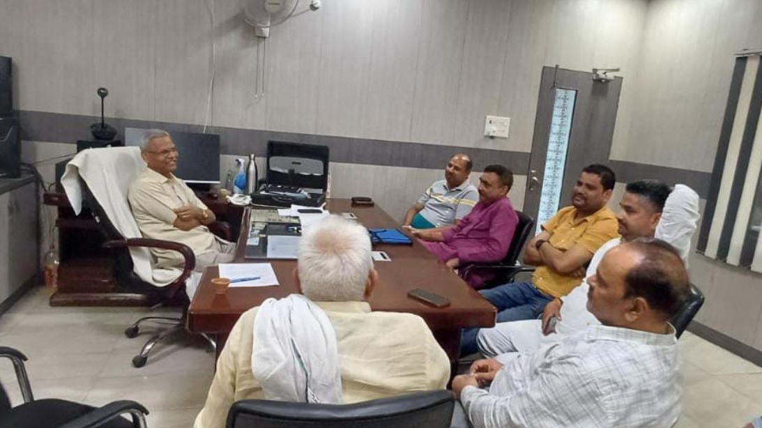 Maharajganj News: न्याय की लड़ाई लड़ेगा ठेकेदार संघ, दोषियों पर कार्रवाई की मांग तेज