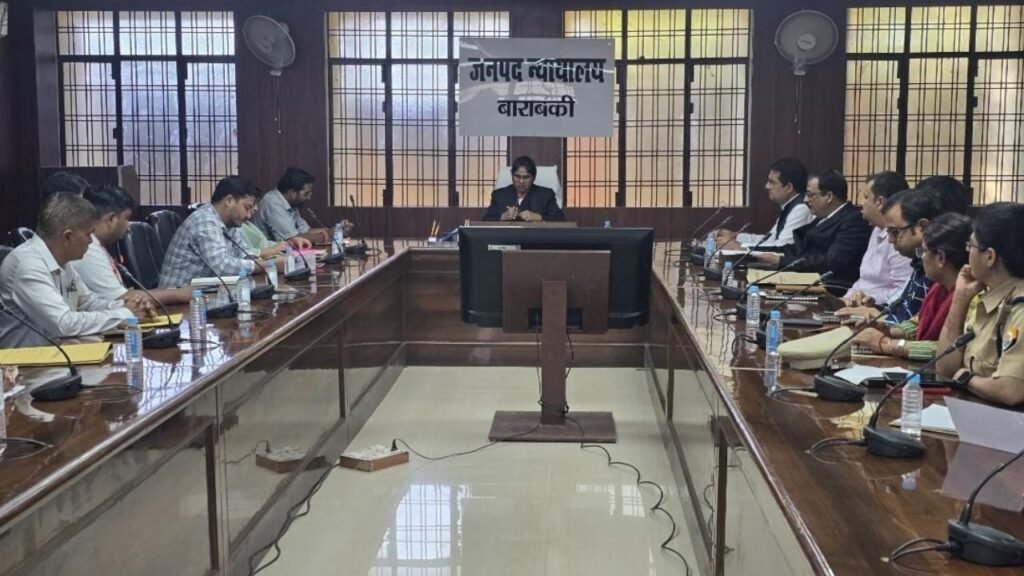 बैठक करते जिला जज