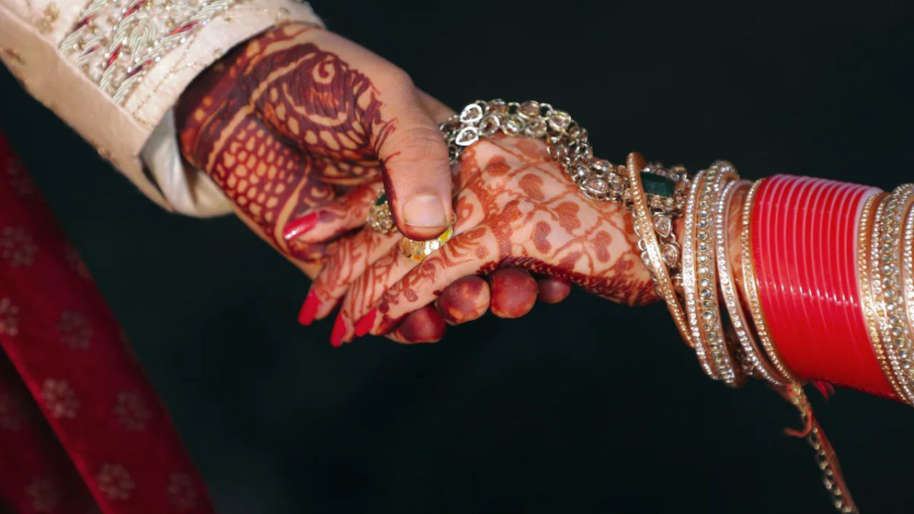शादी की रस्मों के बीच आपस में भिड़ गए दूल्हा और दुल्हन, मामला सुन पकड़ लेंगे माथा शादी की रस्मों के बीच आपस में भिड़ गए दूल्हा और दुल्हन, मामला सुन पकड़ लेंगे माथा
