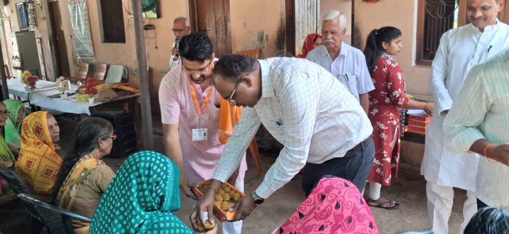 District Magistrate Santosh Kumar Sharma celebrated Diwali with the old age home.