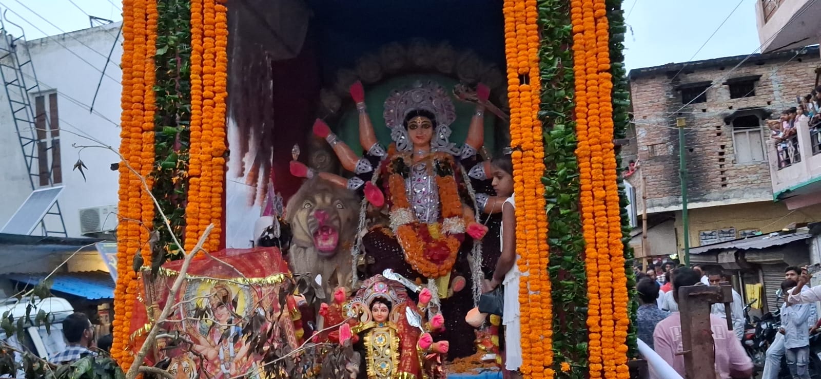 भक्ति, उत्साह और सुरक्षा के बीच सिसवा नगर में मां दुर्गा की प्रतिमाओं का विसर्जन; जयकारों से गूंजा पूरा नगर