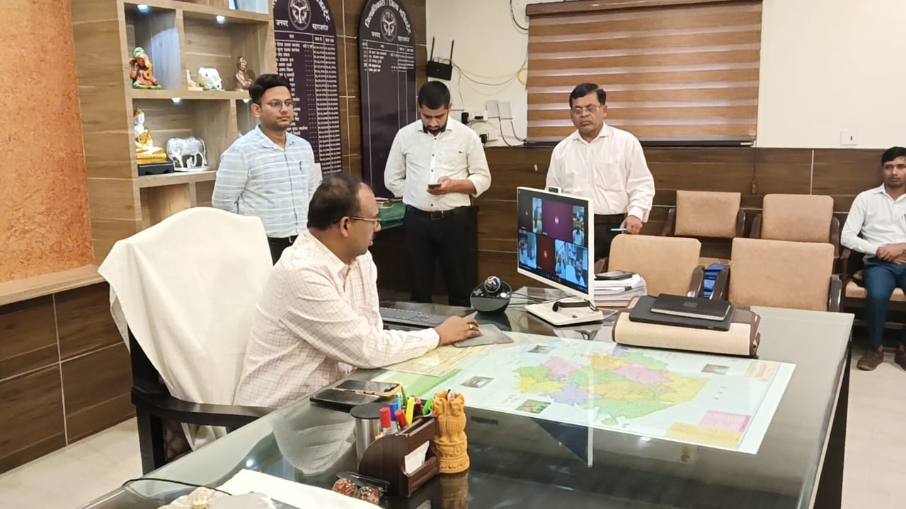 महराजगंज: डीएम ने वीडियो कॉन्फ्रेंसिंग से किया ये काम, अधिकारियों के उड़े होश