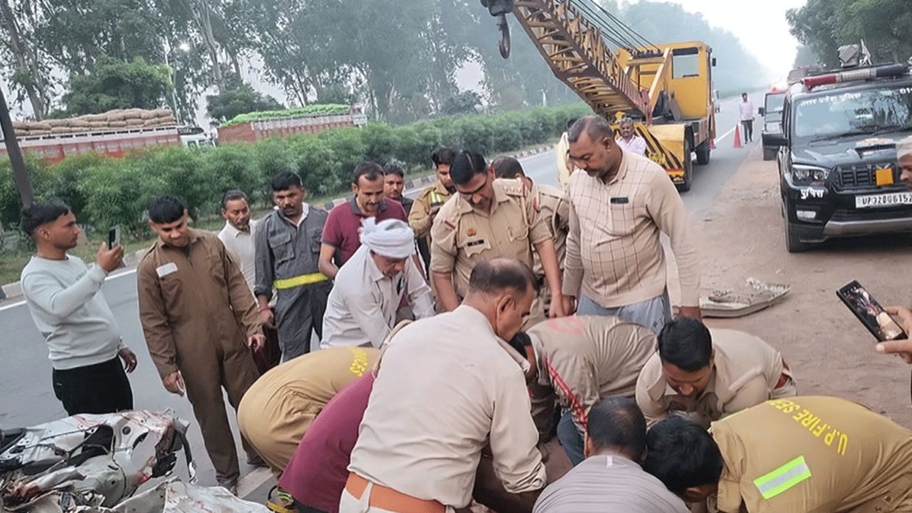 फतेहपुर सीकरी के पास ट्रक से भिड़ी कार, मंजर देख दहल उठे लोग; पुलिसकर्मी समेत दो की मौत फतेहपुर सीकरी के पास ट्रक से भिड़ी कार, मंजर देख दहल उठे लोग; पुलिसकर्मी समेत दो की मौत