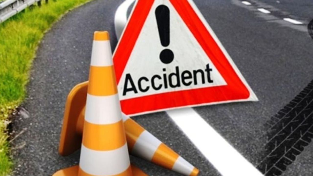 Road Accident in UP: आगरा में तेज रफ्तार कार ने ढाया कहर, 7 को रौंदा, 5 की मौत, 2 गंभीर Road Accident in UP: आगरा में तेज रफ्तार कार ने ढाया कहर, 7 को रौंदा, 5 की मौत, 2 गंभीर
