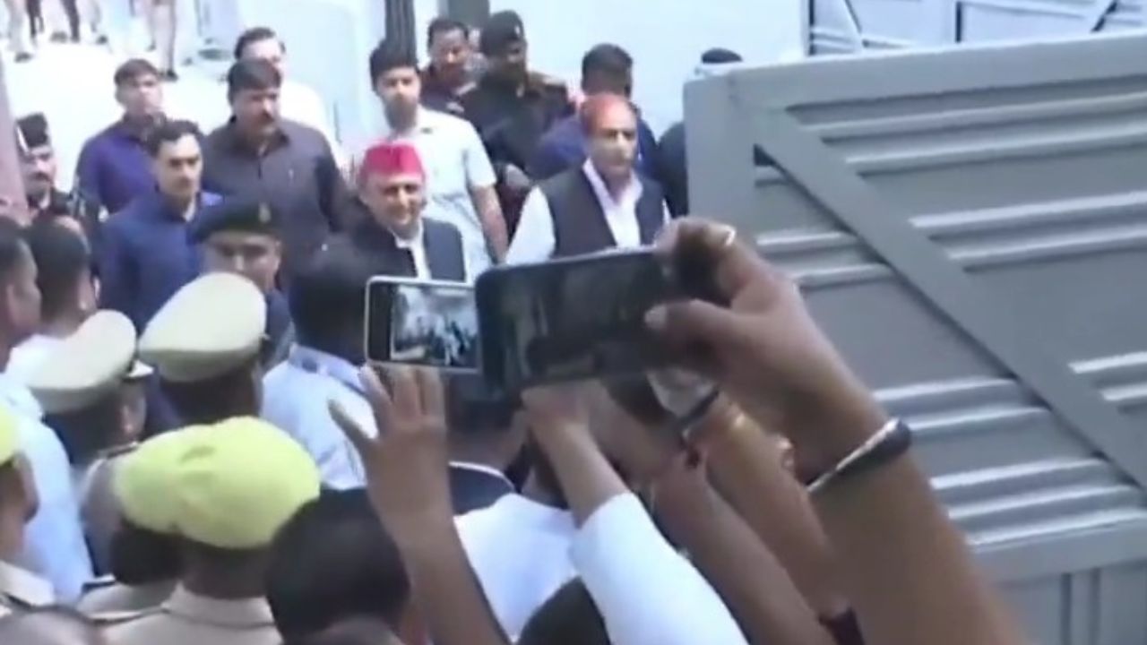 Video: 2 साल बाद अखिलेश और आजम खां की मुलाकात, देखें कैसे एक-दूसरे का हाथ पकड़ चले साथ