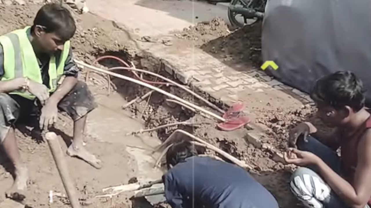 Video: अलीगढ़ में नगर निगम की लापरवाही; मकानों में दरारें, देखिए पूरा वीडियो