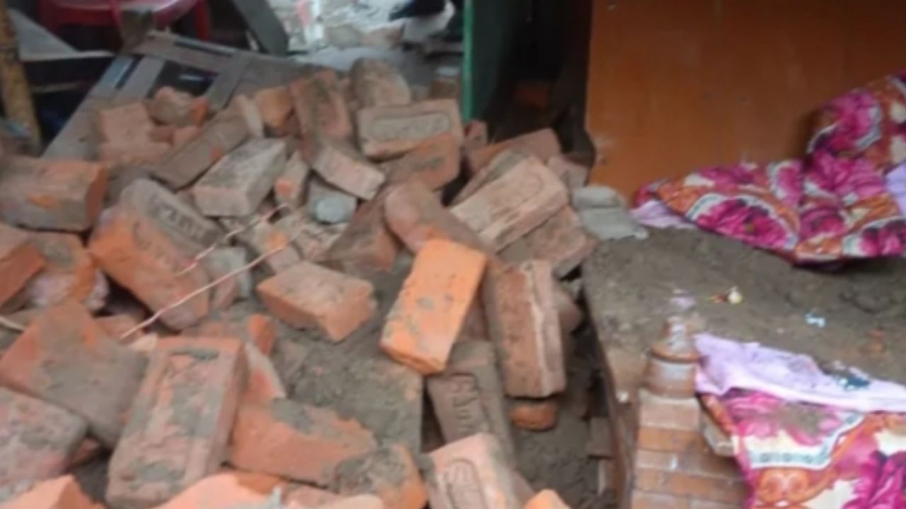 बलिया में दर्दनाक हादसा: रिमझिम बारिश के बीच गिरी दीवार, दो सगे भाई समेत तीन किशोर घायल