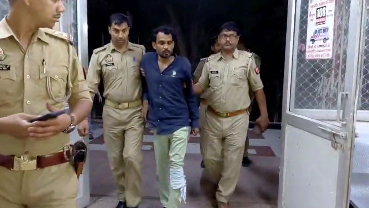 Banda Police Incounter: पुलिस मुठभेड़ में 2 बदमाश गिरफ्तार, एक के पैर में लगी गोली Banda Police Incounter: पुलिस मुठभेड़ में 2 बदमाश गिरफ्तार, एक के पैर में लगी गोली