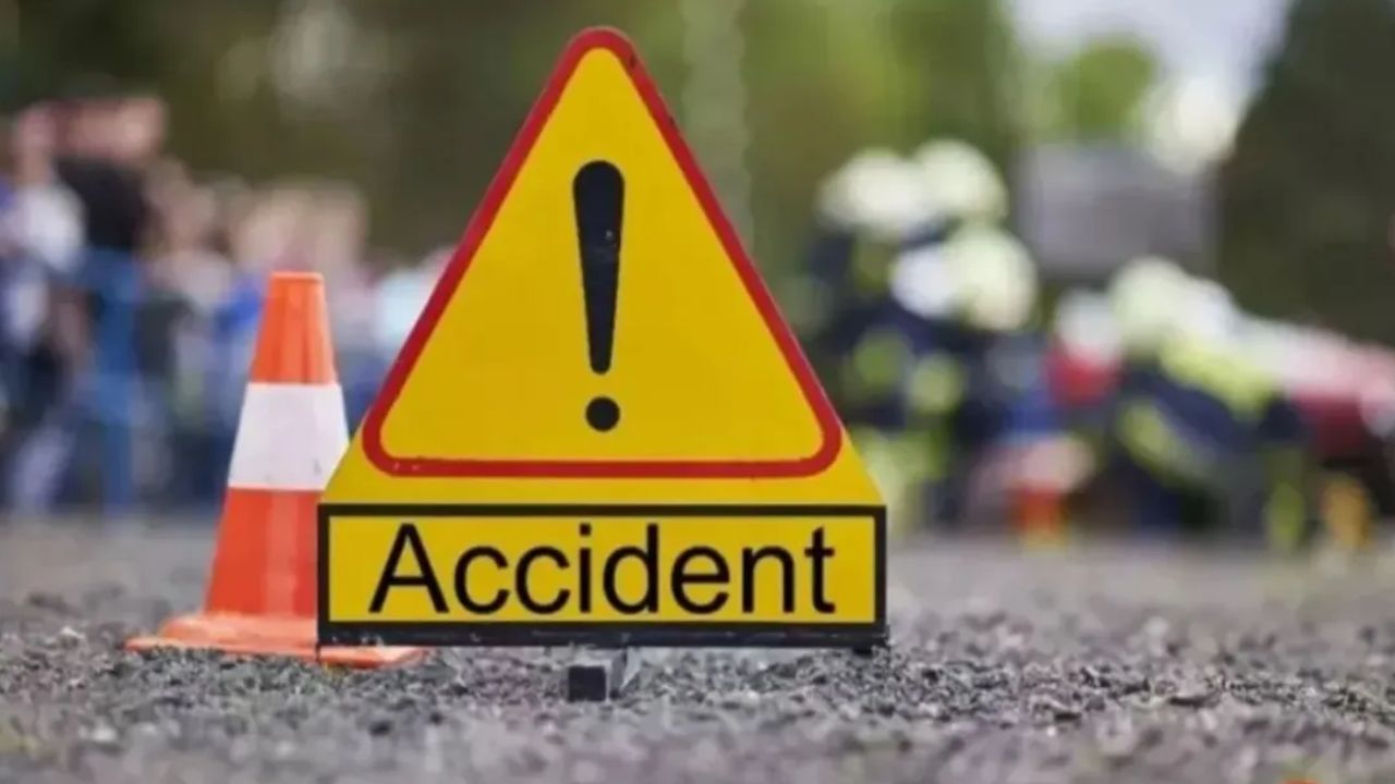 Accident in UP: बाराबंकी में बेकाबू डंपर ने बाइक सवारों को कुचला- एक की मौत, एक गंभीर घायल Accident in UP: बाराबंकी में बेकाबू डंपर ने बाइक सवारों को कुचला- एक की मौत, एक गंभीर घायल