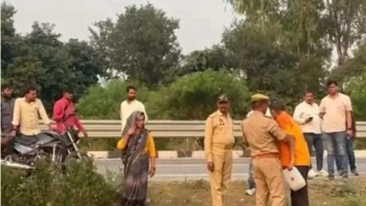 पेट्रोल पंप निर्माण को लेकर मचा बवाल, भूमि स्वामी ने खुद पर उड़ेला पेट्रोल; जानें फिर क्या हुआ पेट्रोल पंप निर्माण को लेकर मचा बवाल, भूमि स्वामी ने खुद पर उड़ेला पेट्रोल; जानें फिर क्या हुआ