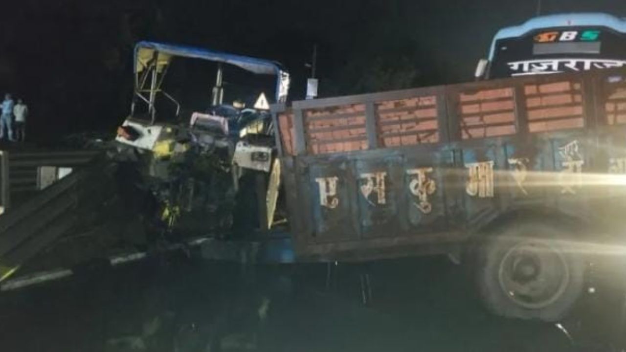 बाराबंकी में भीषण सड़क हादसा, डबल डेकर बस ने कार को मारी टक्कर; ऐसी बची कार सवारों की जान