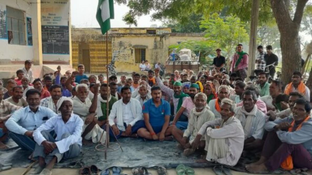 बाराबंकी से बड़ी खबर: सहकारी समिति में खाद वितरण में धांधली का आरोप, किसानों ने किया प्रदर्शन बाराबंकी से बड़ी खबर: सहकारी समिति में खाद वितरण में धांधली का आरोप, किसानों ने किया प्रदर्शन