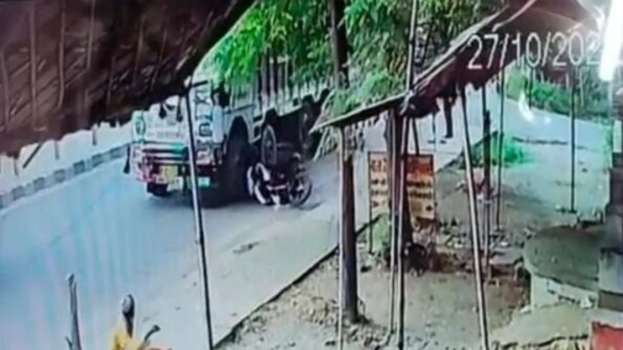 बाराबंकी में तेज रफ्तार का कहर: ट्रक ने ली एक की जान, दूसरा मौत से लड़ रहा जंग बाराबंकी में तेज रफ्तार का कहर: ट्रक ने ली एक की जान, दूसरा मौत से लड़ रहा जंग
