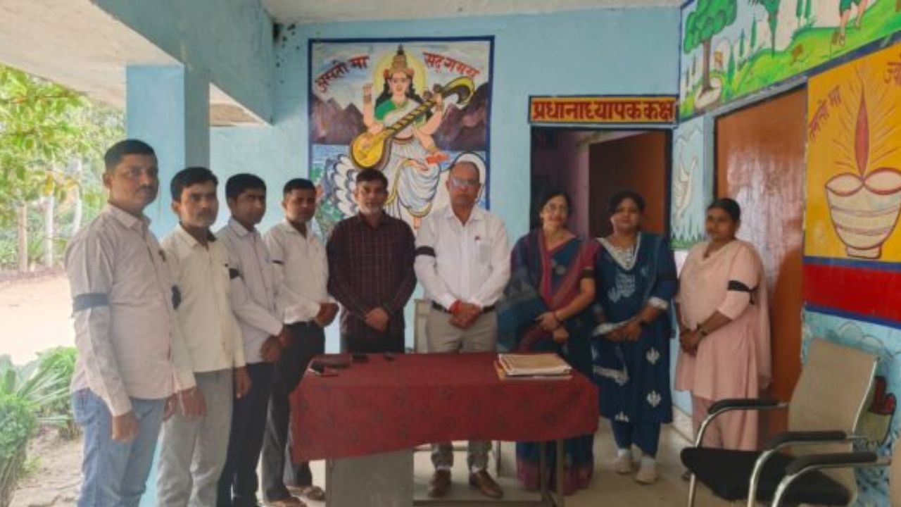 बाराबंकी में छात्रों की ऑनलाइन हाजिरी पर भड़के शिक्षक, 1 नवंबर को होगा विरोध प्रदर्शन बाराबंकी में छात्रों की ऑनलाइन हाजिरी पर भड़के शिक्षक, 1 नवंबर को होगा विरोध प्रदर्शन