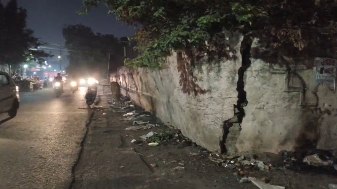 Bhilwara: स्कूल की जर्जर दीवार दे रही बड़े हादसे को न्योता, प्रशासन मौन Bhilwara: स्कूल की जर्जर दीवार दे रही बड़े हादसे को न्योता, प्रशासन मौन