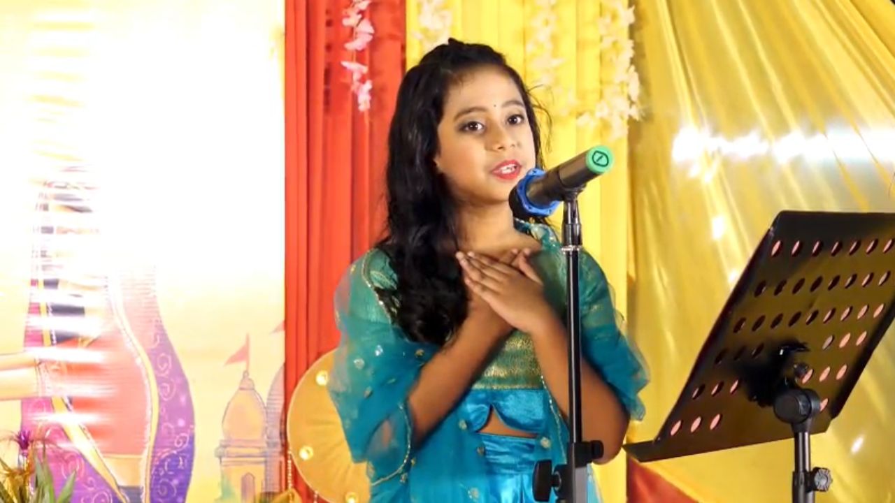 Viral Video: मैनपुरी में छाया नन्ही सिंगर का वीडियो, मीठी आवाज़ ने जीता देशभर का दिल Viral Video: मैनपुरी में छाया नन्ही सिंगर का वीडियो, मीठी आवाज़ ने जीता देशभर का दिल