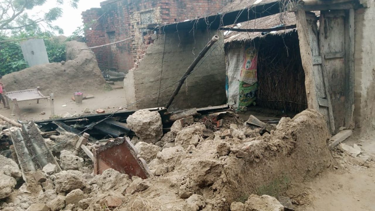 चंदौली में बारिश का कहर: कच्चा मकान गिरा- परिवार के पांच लोग थे घर में मौजूद