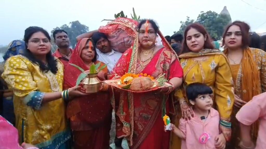 Muslim mother and daughter arrive for Chhath Puja