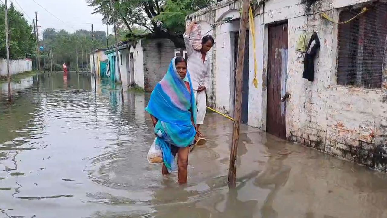 चंदौली में बारिश बनी आफत: मंडल रेल अस्पताल और कॉलोनी जलमग्न, रेलकर्मियों की मुश्किलें बढ़ीं