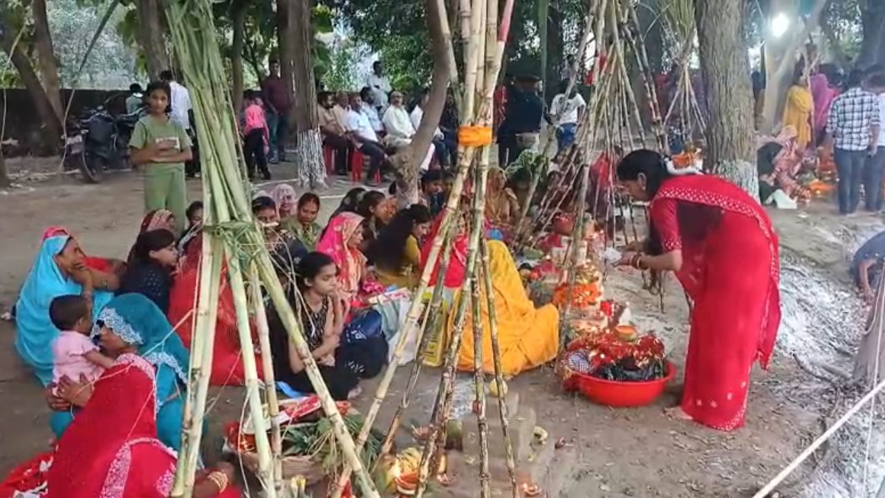 महराजगंज: डूबते सूर्य को अर्घ्य देते ही छठ घाटों पर दिखा अद्भुत नज़ारा, व्रतियों की आस्था ने बंधाया अनोखा संगम महराजगंज: डूबते सूर्य को अर्घ्य देते ही छठ घाटों पर दिखा अद्भुत नज़ारा, व्रतियों की आस्था ने बंधाया अनोखा संगम