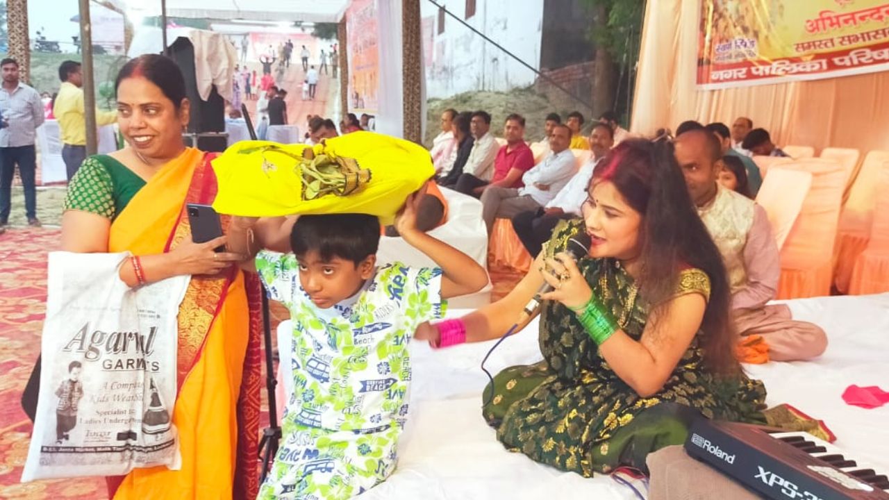 रायबरेली में छठ महापर्व पर गीत-संगीत का रंगारंग कार्यक्रम, दर्शक हुए मंत्रमुग्ध रायबरेली में छठ महापर्व पर गीत-संगीत का रंगारंग कार्यक्रम, दर्शक हुए मंत्रमुग्ध