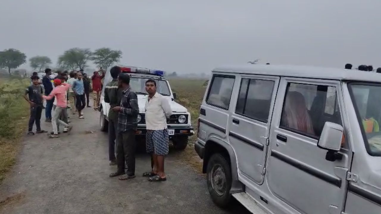 हमीरपुर: खेत में मिला अज्ञात महिला का अधजला शव, इलाके में फैली सनसनी हमीरपुर: खेत में मिला अज्ञात महिला का अधजला शव, इलाके में फैली सनसनी
