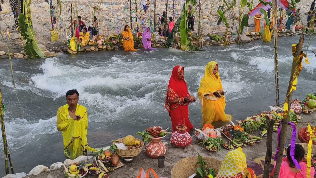 Dehradun: डोईवाला में घाटों पर छठ महापर्व की धूम, ढलते सूर्य को दिया अर्घ्य Dehradun: डोईवाला में घाटों पर छठ महापर्व की धूम, ढलते सूर्य को दिया अर्घ्य