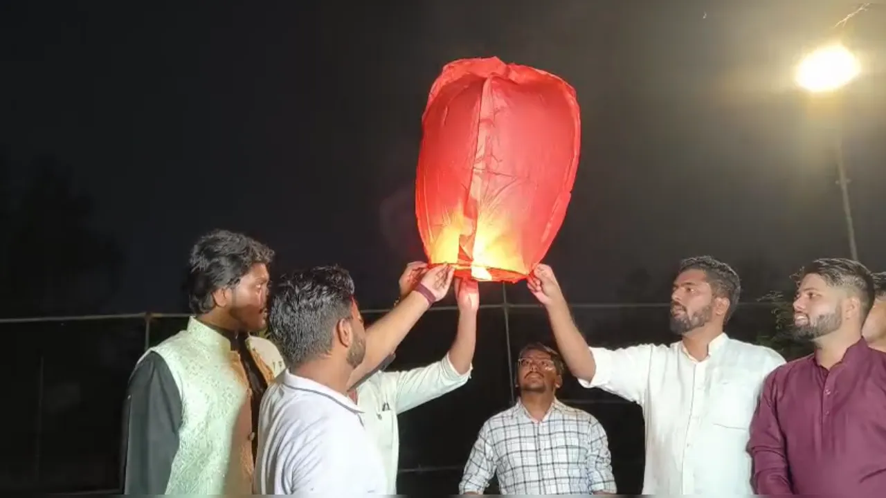 अलीगढ़ ब्रेकिंग: एएमयू में पहली बार धूमधाम से मनी दीपावली, 2100 दीपों से सजा कैंपस