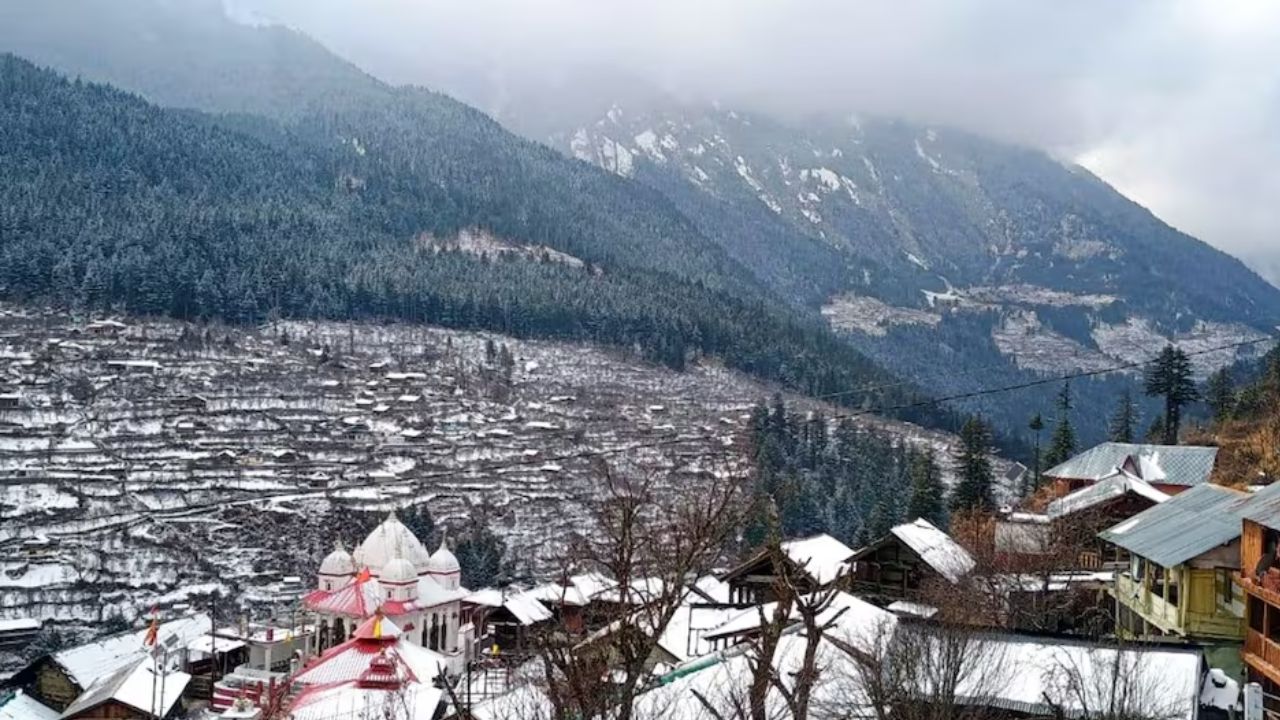 देवभूमि में मौसम का मिजाज बदला: पहाड़ों पर बर्फबारी, मैदानों में ठिठुरन, जानें आज कैसा रहेगा मौसम देवभूमि में मौसम का मिजाज बदला: पहाड़ों पर बर्फबारी, मैदानों में ठिठुरन, जानें आज कैसा रहेगा मौसम