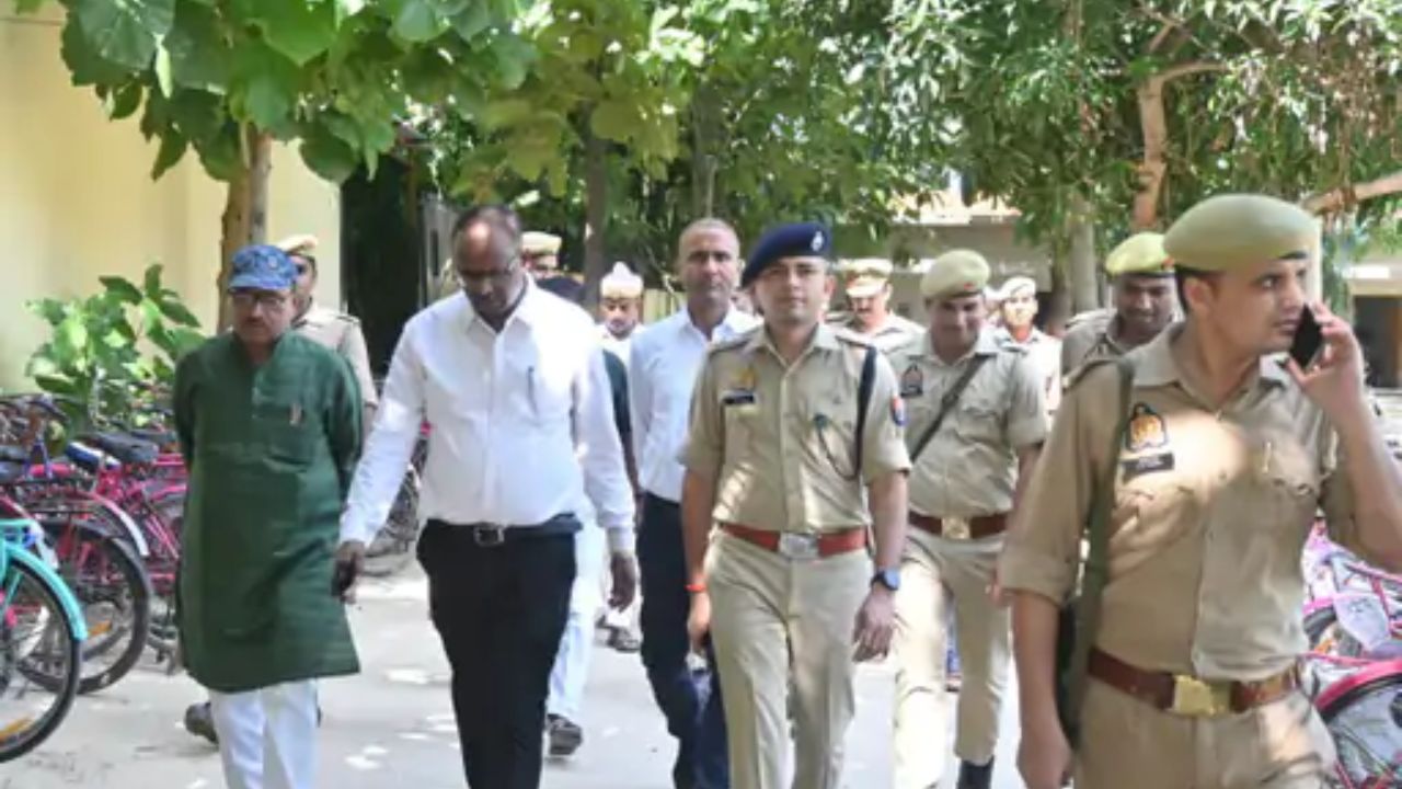 Maharajganj DM-SP ने PCS परीक्षा केंद्रों का लिया जायजा, सुरक्षा व्यवस्था की ली समीक्षा, इतने परीक्षार्थी होंगे शामिल