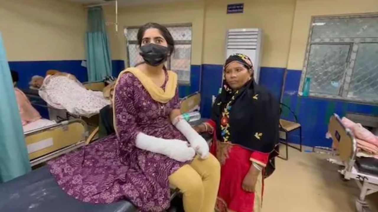 दिल्ली एसिड अटैक मामला निकला फर्जी! छात्रा द्वारा झूठे आरोपों का पर्दाफाश, पुलिस ने किया खुलासा दिल्ली एसिड अटैक मामला निकला फर्जी! छात्रा द्वारा झूठे आरोपों का पर्दाफाश, पुलिस ने किया खुलासा