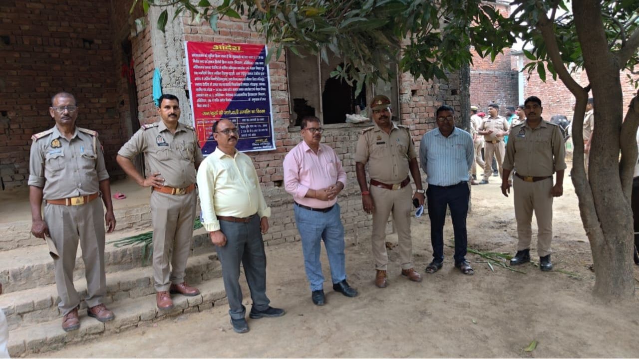Uttar Pradesh: देवरिया में अपराध पर प्रहार, गैंगस्टर की 49 लाख की संपत्ति कुर्क Uttar Pradesh: देवरिया में अपराध पर प्रहार, गैंगस्टर की 49 लाख की संपत्ति कुर्क