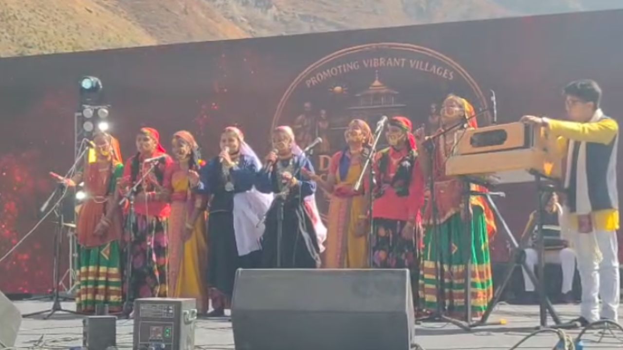 भारत के अंतिम गांव माणा में शुरू हुआ देवभूमि सांस्कृतिक महोत्सव, उमड़ा जनसैलाब भारत के अंतिम गांव माणा में शुरू हुआ देवभूमि सांस्कृतिक महोत्सव, उमड़ा जनसैलाब