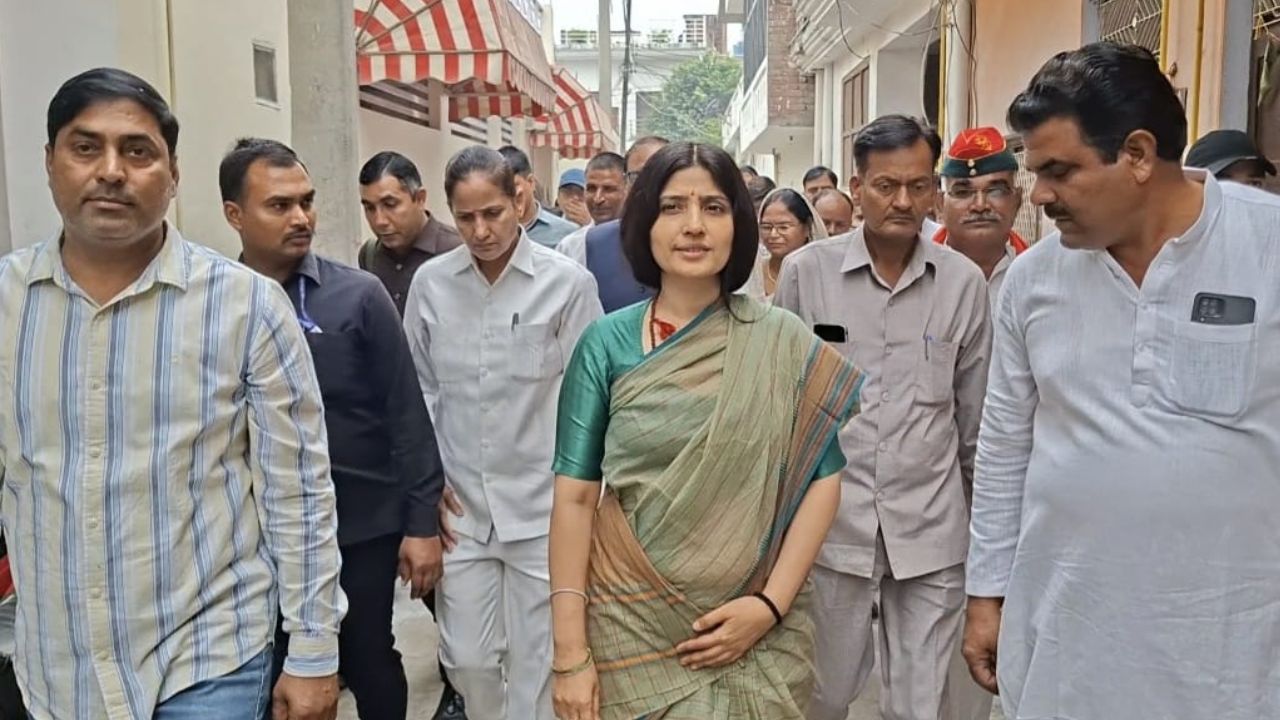 मैनपुरी पहुंचीं डिंपल यादव:  केंद्र सरकार पर बोलीं हमला, SIR से लेकर जम्मू-कश्मीर और खाद संकट तक बोलीं तीखी बातें मैनपुरी पहुंचीं डिंपल यादव:  केंद्र सरकार पर बोलीं हमला, SIR से लेकर जम्मू-कश्मीर और खाद संकट तक बोलीं तीखी बातें
