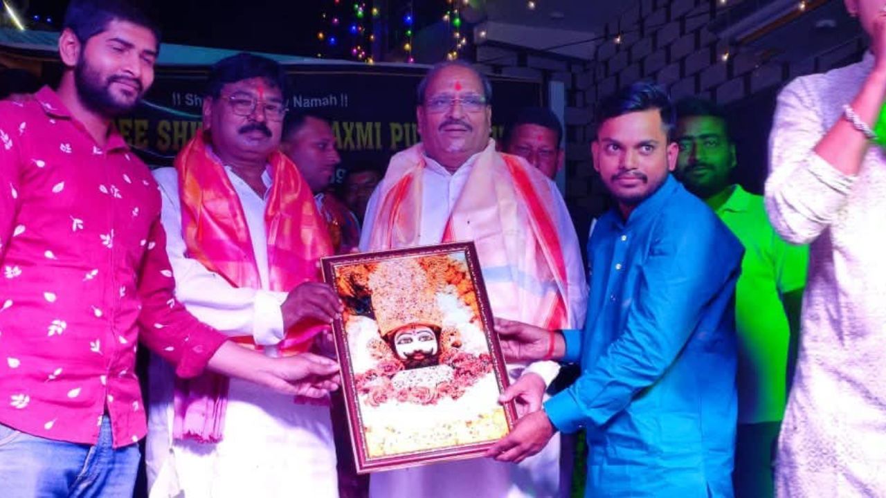 ठूठीबारी में लक्ष्मी पूजा समिति के सांस्कृतिक कार्यक्रम में पहुँचे पूर्व मंत्री सुशील टिबड़ेवाल, विजेताओं को किया सम्मानित ठूठीबारी में लक्ष्मी पूजा समिति के सांस्कृतिक कार्यक्रम में पहुँचे पूर्व मंत्री सुशील टिबड़ेवाल, विजेताओं को किया सम्मानित