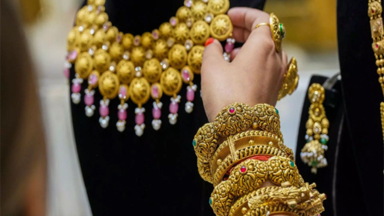 Gold Price: शेयर बाजार की अनिश्चितता के बीच सोना-चांदी की कीमतों में स्थिरता, निवेशकों की बढ़ी रुचि