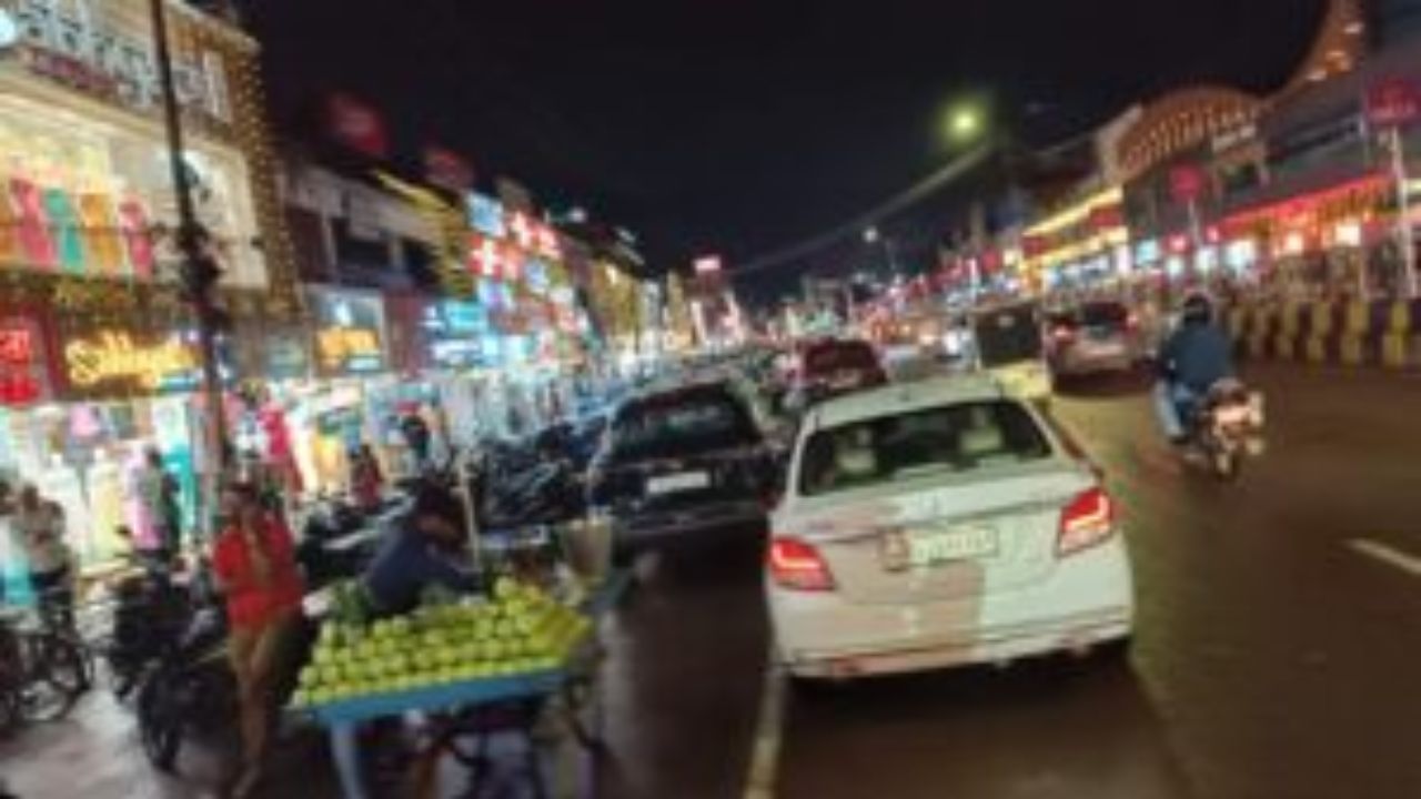 Gorakhpur: करोड़ों की मल्टी-स्टोरी पार्किंग बनी शोपीस, गोलघर में सड़क पर वाहनों की जमघट से जाम