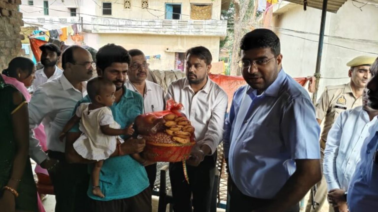 Gorakhpur: जिलाधिकारी दीपक मीणा ने 3 कुपोषित बच्चों को लिया गोद Gorakhpur: जिलाधिकारी दीपक मीणा ने 3 कुपोषित बच्चों को लिया गोद