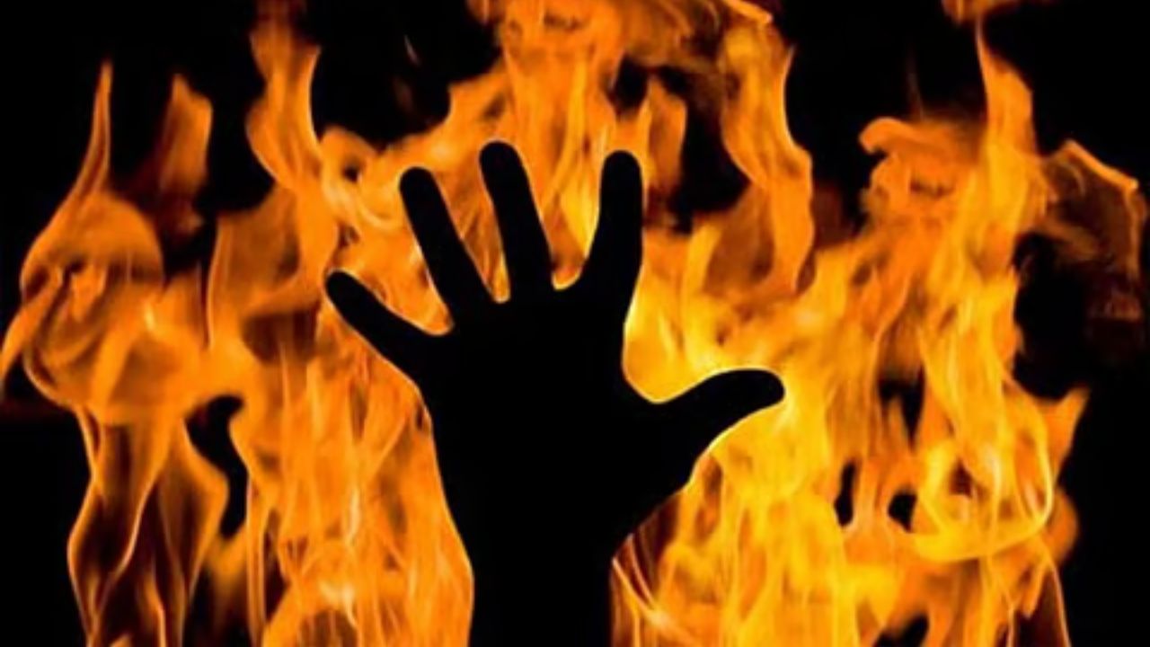 UP News: हमीरपुर में युवक ने आग लगाकर की आत्महत्या, पुलिस ने पोस्टमार्टम के लिए भेजा शव, जानें क्या है पूरा मामला UP News: हमीरपुर में युवक ने आग लगाकर की आत्महत्या, पुलिस ने पोस्टमार्टम के लिए भेजा शव, जानें क्या है पूरा मामला
