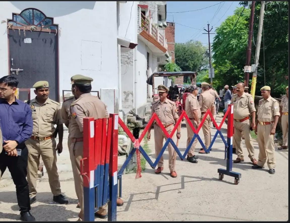 Murder in Fatehpur: पीड़ित परिवार से मिलने पहुंची कांग्रेस कार्यकर्ताओं की टीम, हत्या से जुड़ा है मामला