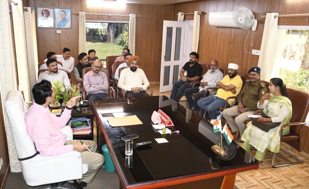 Nainital: जनता मिलन कार्यक्रम में कई समस्याओं का हुआ तत्काल निदान, आयुक्त ने दिए ये आदेश Nainital: जनता मिलन कार्यक्रम में कई समस्याओं का हुआ तत्काल निदान, आयुक्त ने दिए ये आदेश