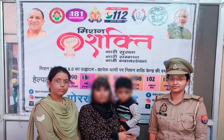 गोरखपुर पुलिस बनी फरिश्ता: एक घंटे में गुमशुदा मासूम को मां की गोद में पहुंचाया, मानवता की मिसाल बनी खाकी गोरखपुर पुलिस बनी फरिश्ता: एक घंटे में गुमशुदा मासूम को मां की गोद में पहुंचाया, मानवता की मिसाल बनी खाकी