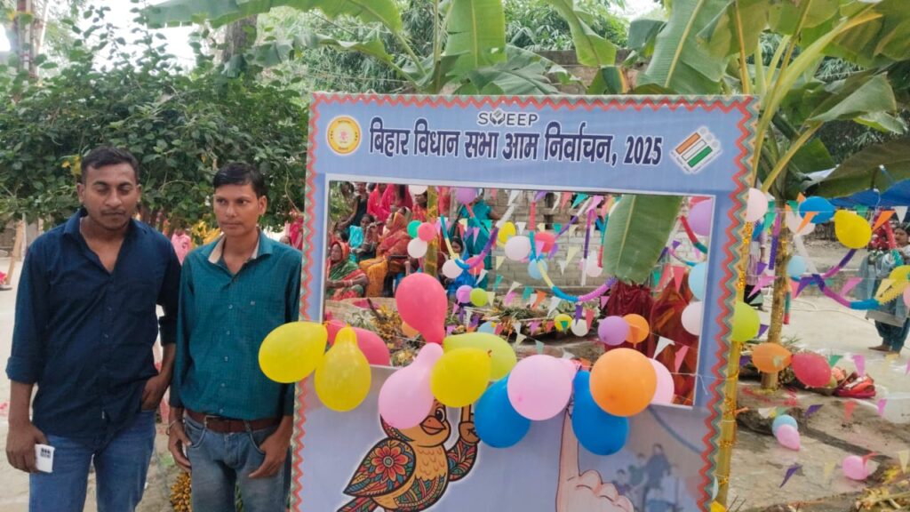 छठ घाट पर बने सेल्फी पॉइंट पर तस्वीर खिंचवाते लोग