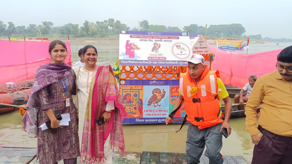 घाट पर फोटो खिचवाती जीविका डीपीएम व अन्य