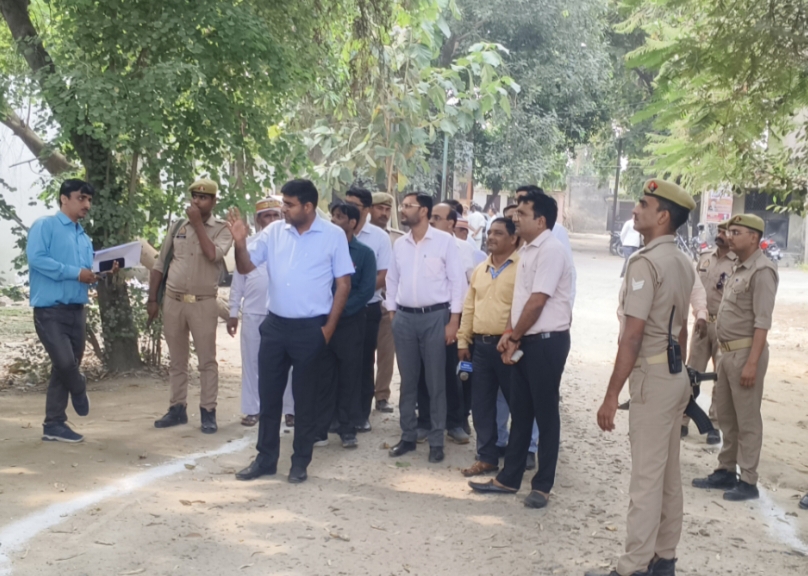 गोरखपुर डीएम दीपक मीणा का खजनी तहसील में अचानक निरीक्षण, प्रशासन में मचा हड़कंप गोरखपुर डीएम दीपक मीणा का खजनी तहसील में अचानक निरीक्षण, प्रशासन में मचा हड़कंप