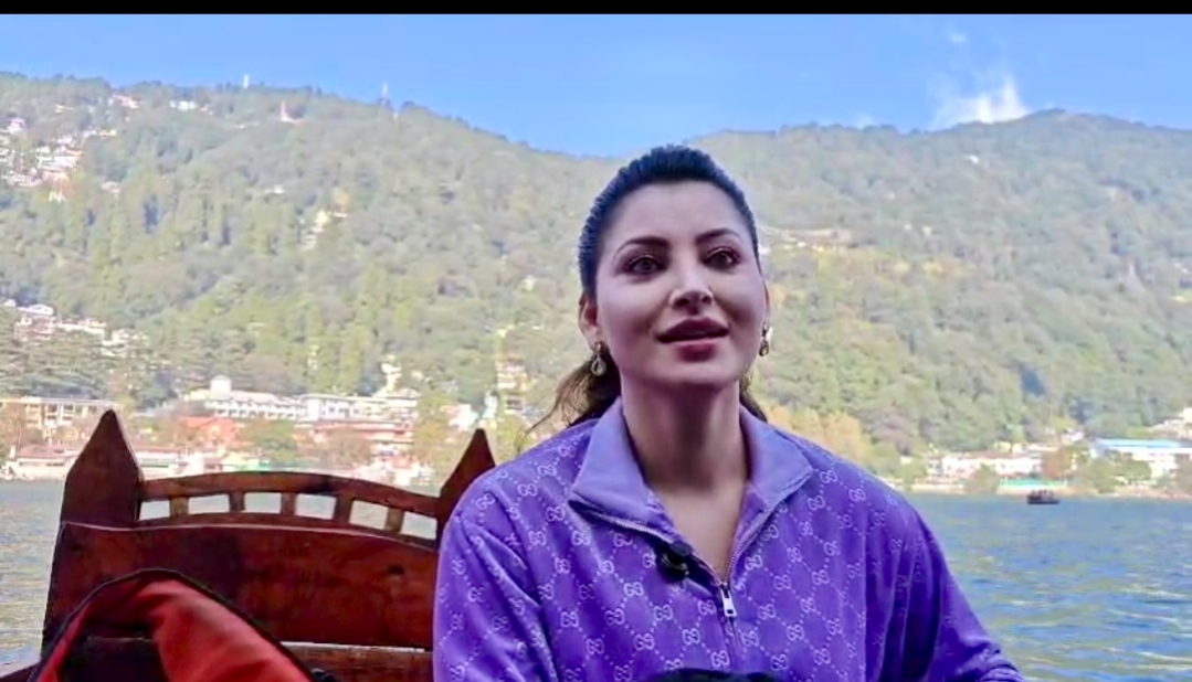 नैनीताल की वादियों में सुकून ढूंढती दिखीं बॉलीवुड अभिनेत्री उर्वशी रौतेला, बचपन की यादों को किया ताजा नैनीताल की वादियों में सुकून ढूंढती दिखीं बॉलीवुड अभिनेत्री उर्वशी रौतेला, बचपन की यादों को किया ताजा
