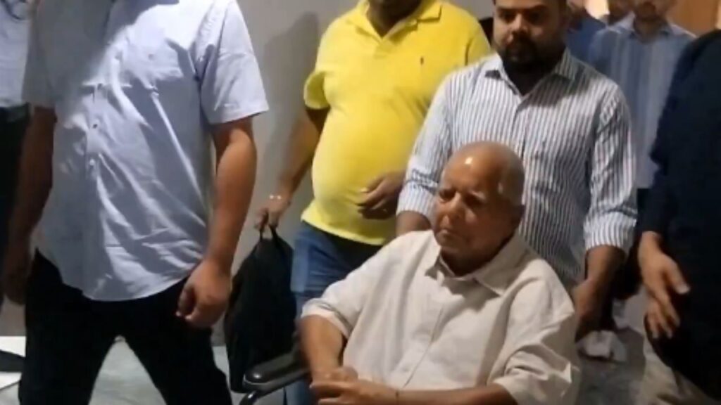 Lalu Yadav reached the court with his family