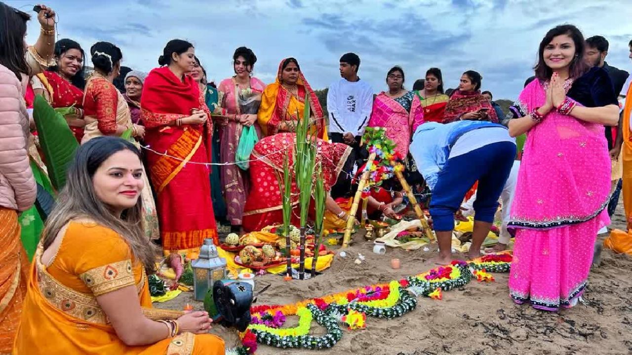 Chhath Puja 2025: छठ पूजा का जश्न विदेशों में भी, लंदन से दुबई तक गूंज रही है भक्ति की झंकार Chhath Puja 2025: छठ पूजा का जश्न विदेशों में भी, लंदन से दुबई तक गूंज रही है भक्ति की झंकार