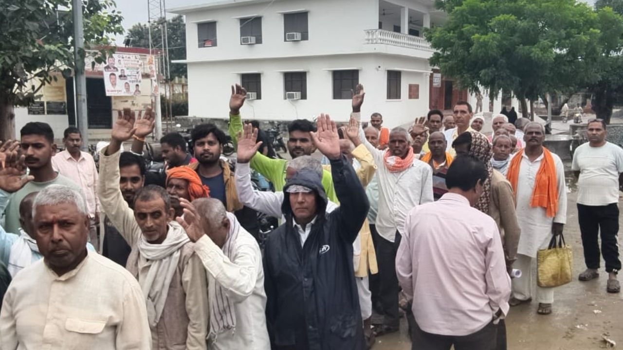 पनियरा राजकीय बीज गोदाम पर लगा ताला, बारिश में घंटों भटके किसान;  अधिकारी नदारद